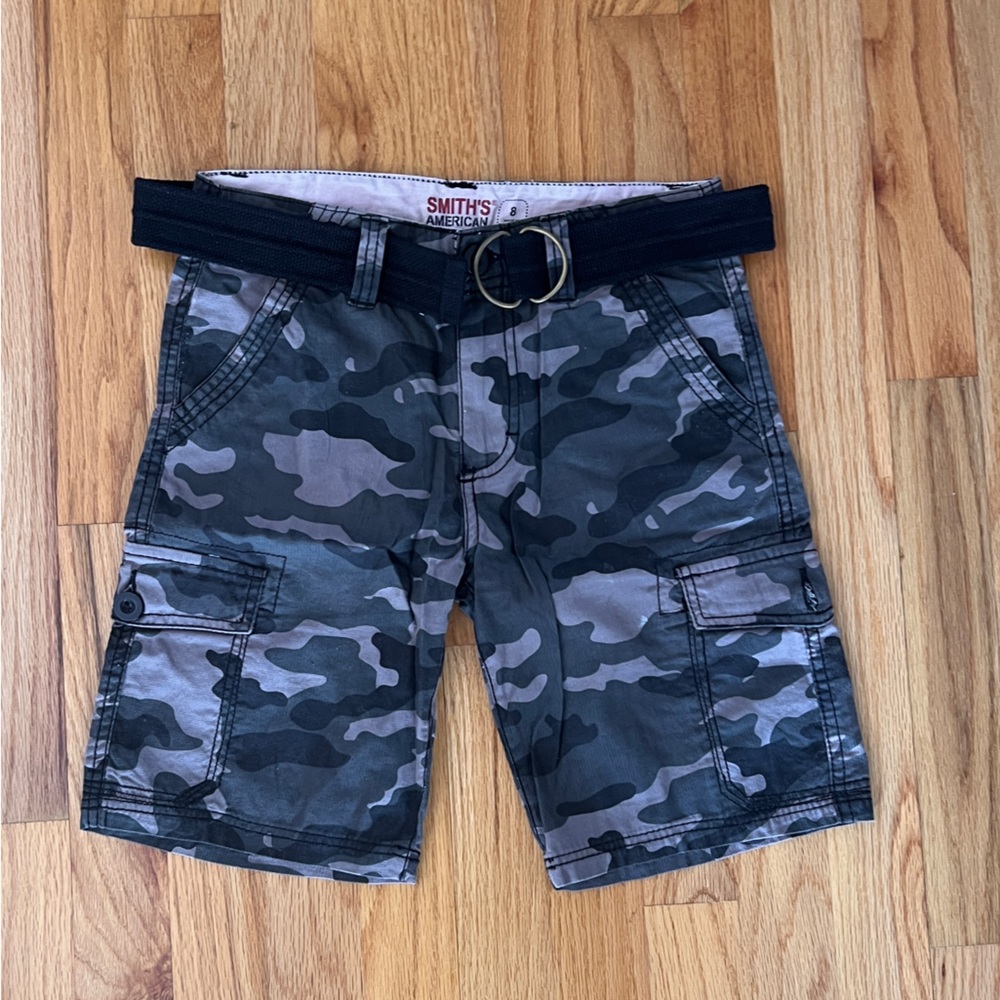 Smith’s American camo shorts for a boy with a belt. Size 8